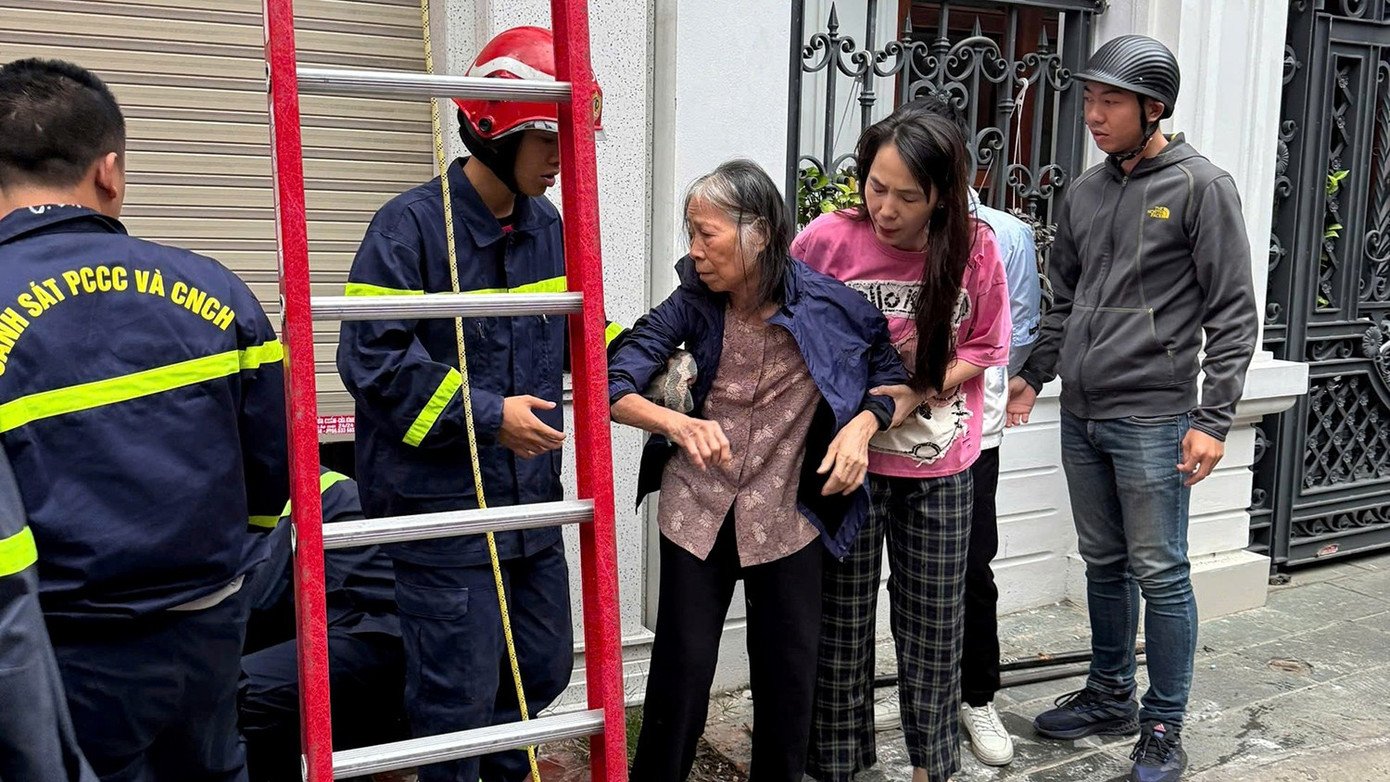 Cảnh sát giải cứu 3 người mắc kẹt trong ngôi nhà cao tầng xảy ra hỏa hoạn lúc rạng sáng.