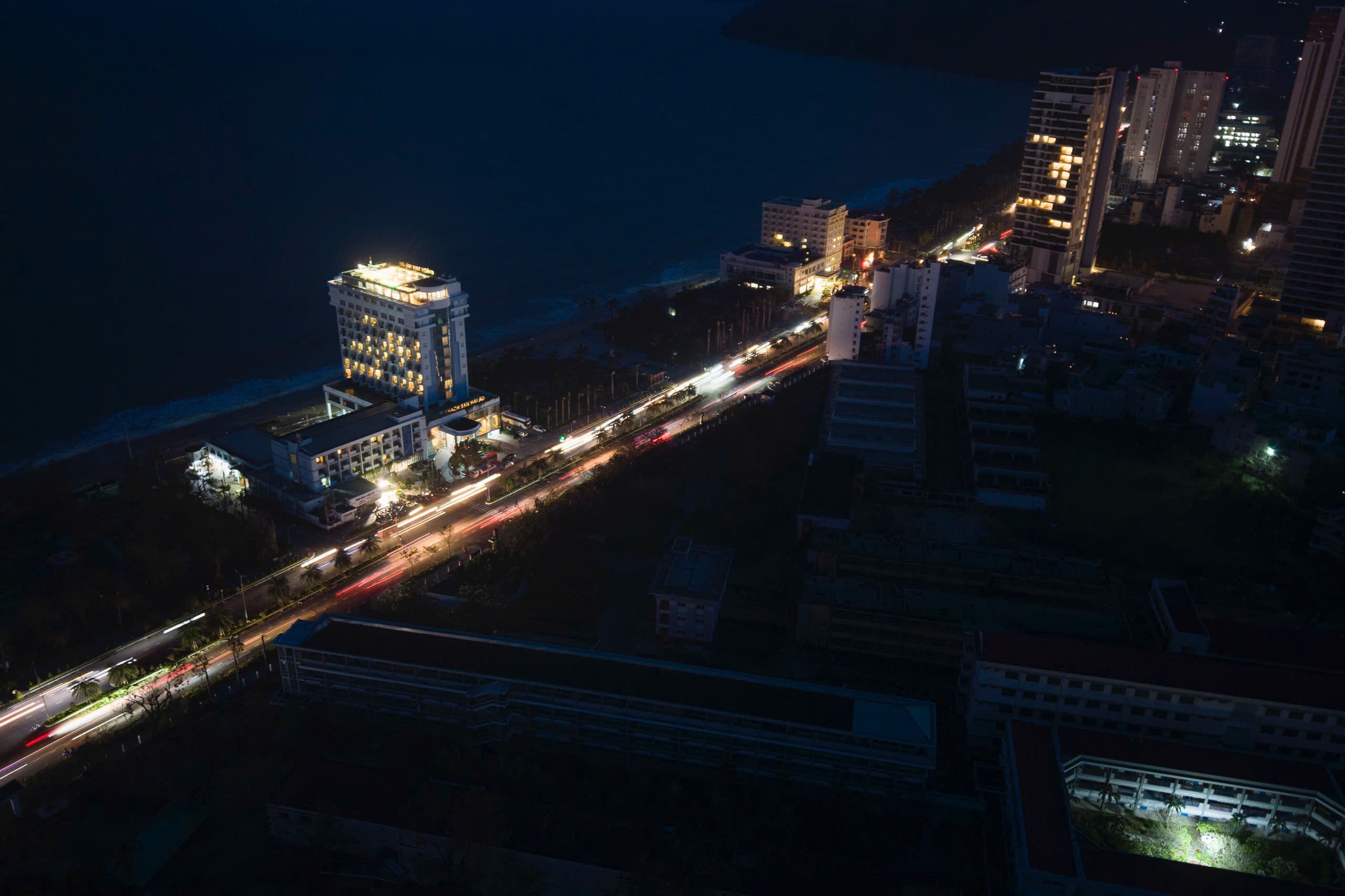 Đêm đầu sau bão không điện ở trung tâm Quy Nhơn - 13