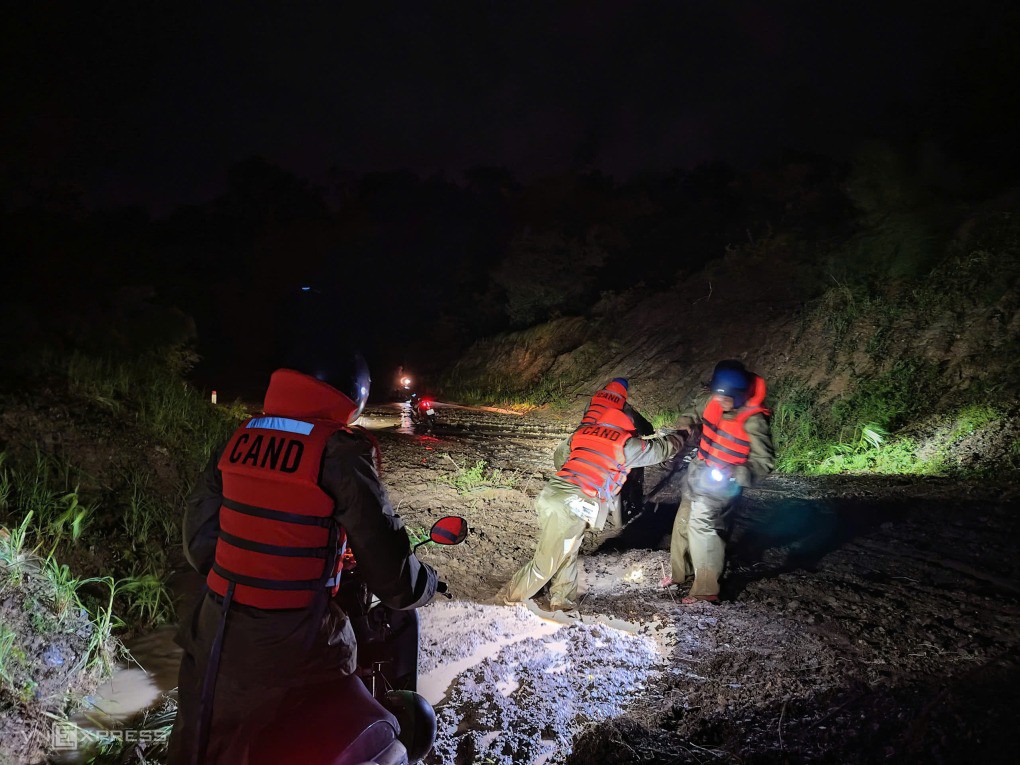 Cảnh sát được huy động đến các khu dân cư hỗ trợ người dân trong đêm. Ảnh: Đình Văn