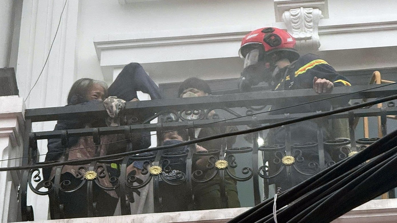 Cảnh sát giải cứu 3 người mắc kẹt trong ngôi nhà cao tầng xảy ra hỏa hoạn lúc rạng sáng.