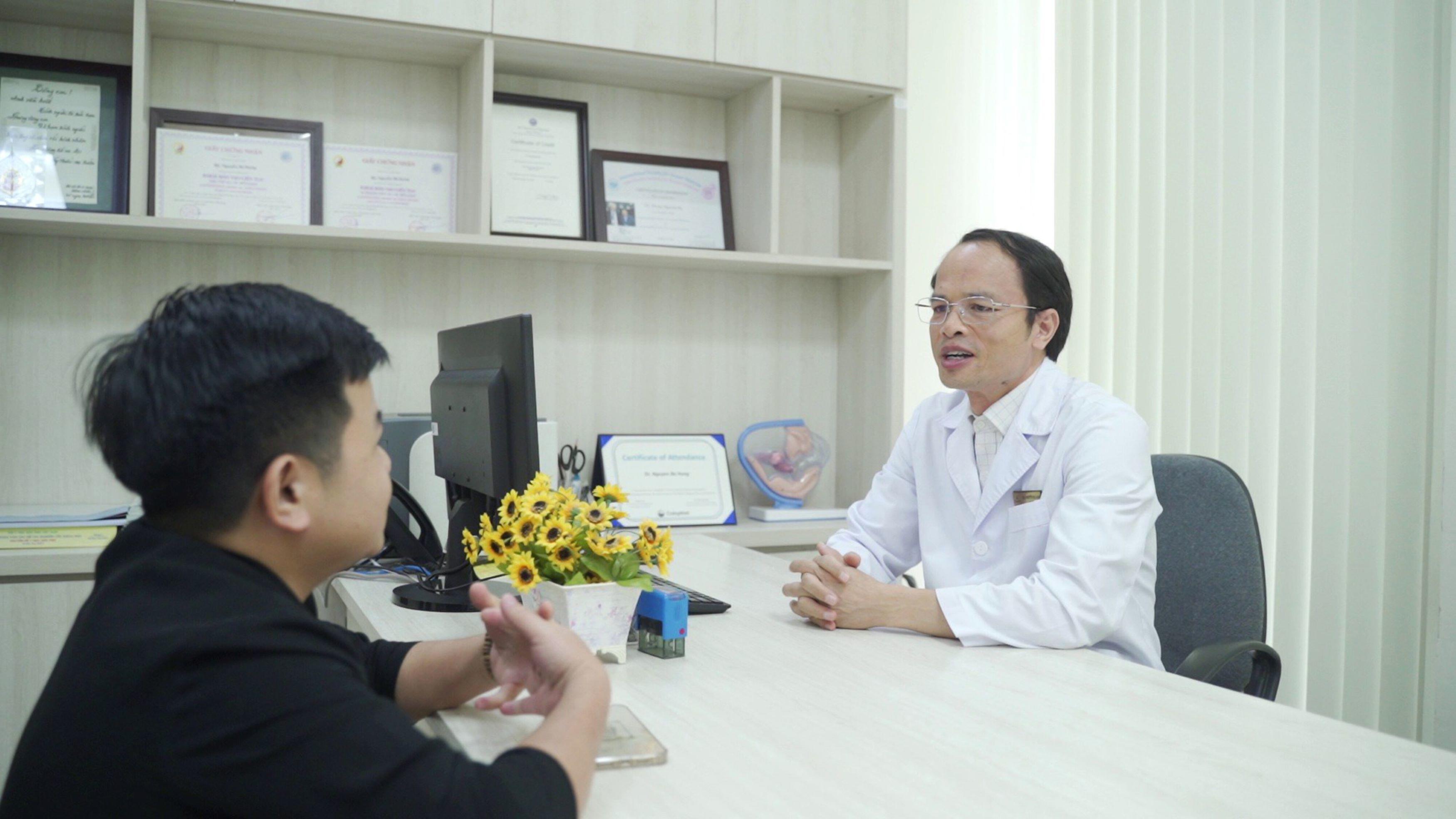 Bác sĩ Nguyễn Bá Hưng thăm khám cho bệnh nhân Kế