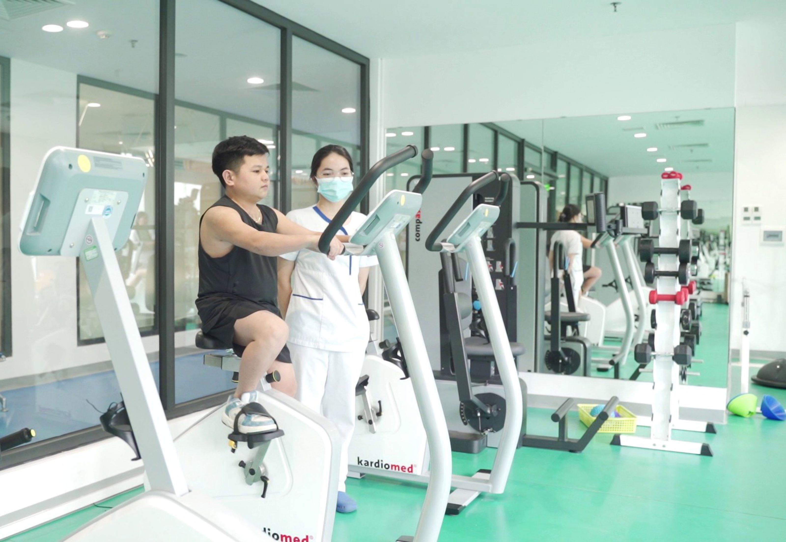  Anh Kế được hướng dẫn tập luyện tại khu Phục hồi chức năng hiện đại của Vinmec Times City)