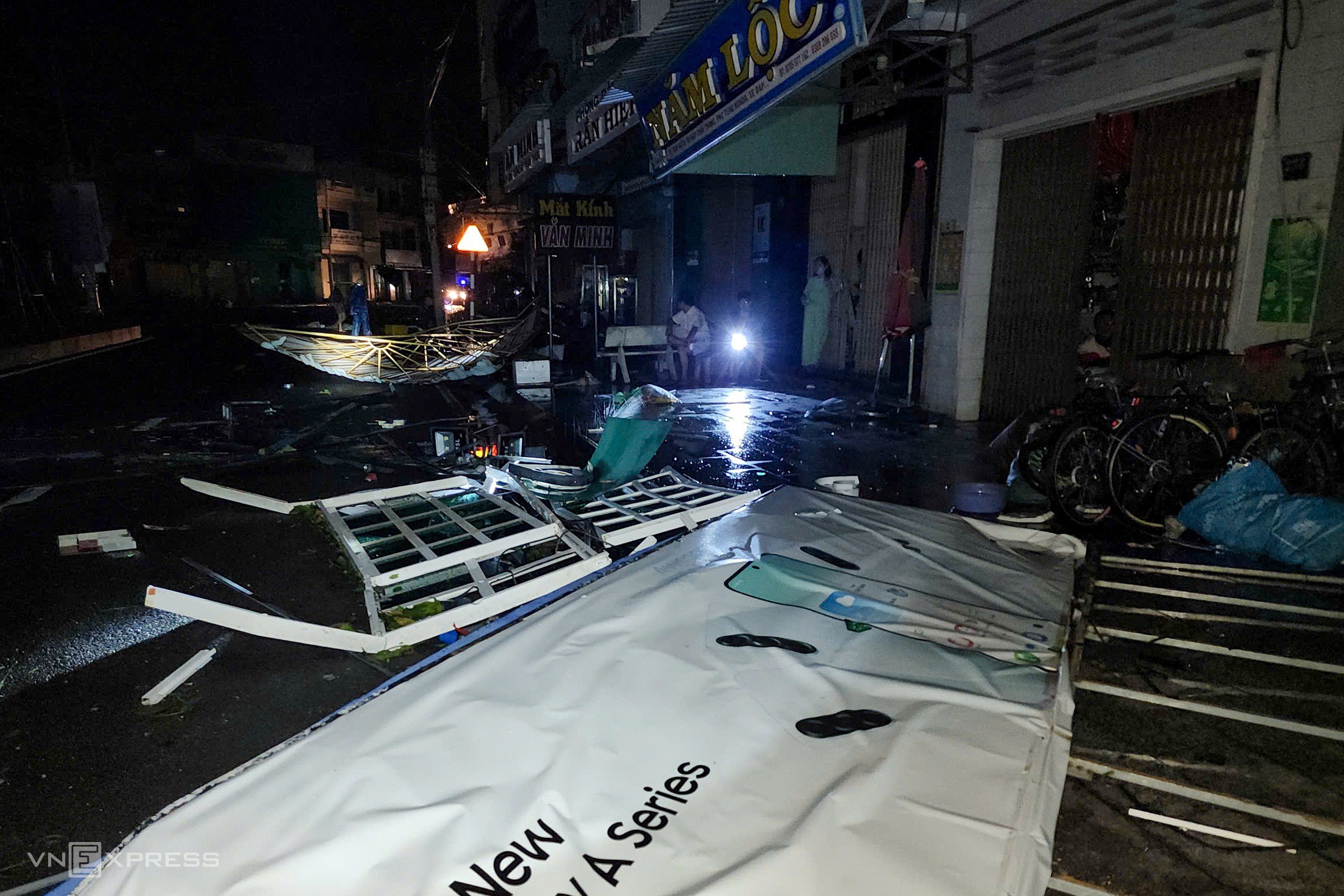 Cửa kính vỡ, mái tôn bay khi bão quét qua - 12