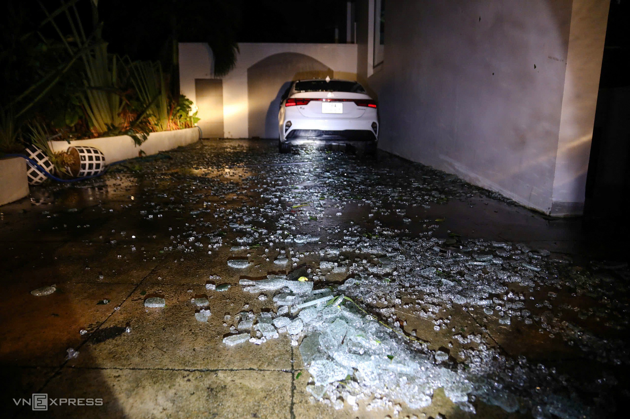 Cửa kính vỡ, mái tôn bay khi bão quét qua - 13