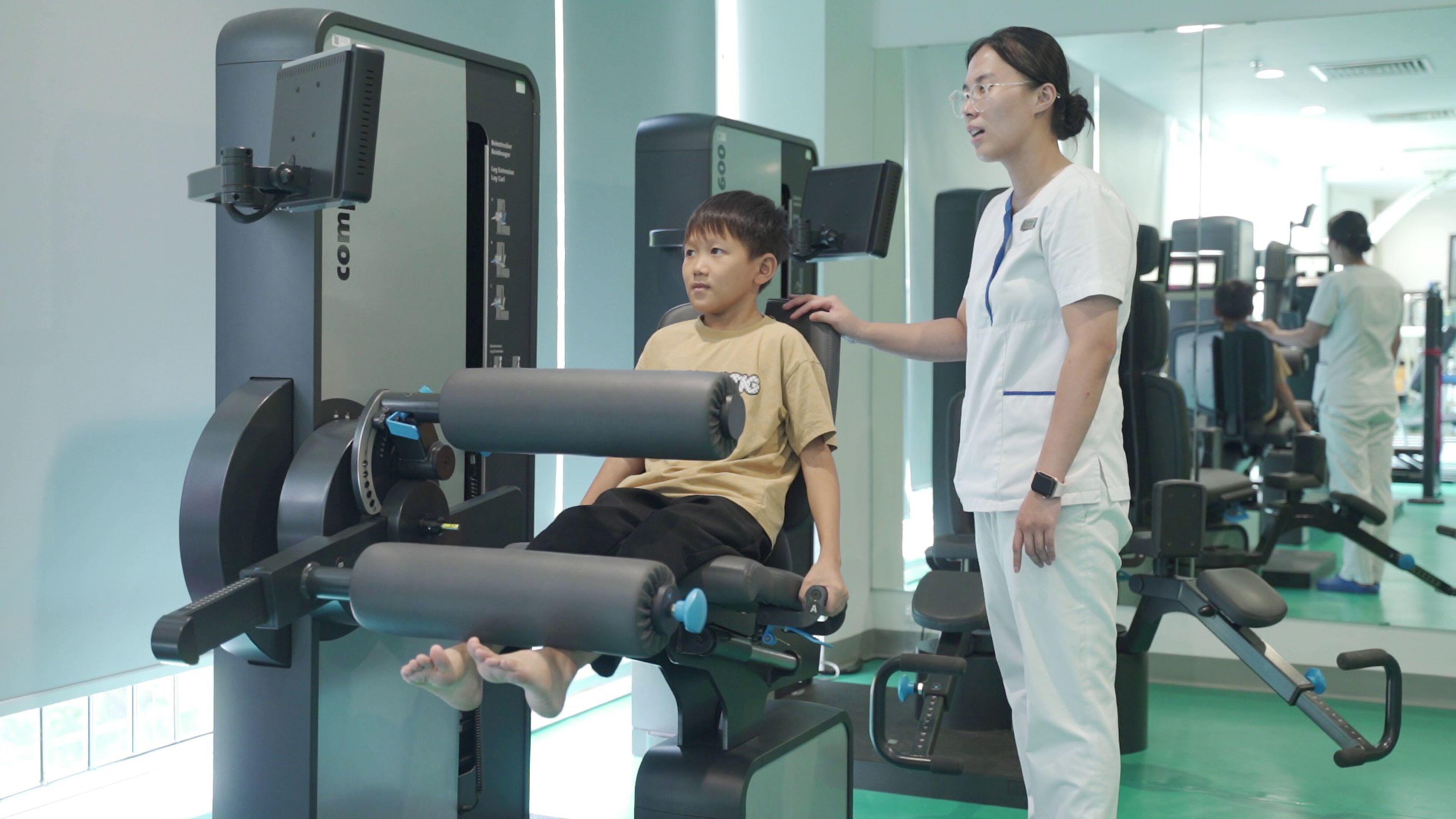 Bệnh nhân tập luyện với hệ thống máy Compass 600