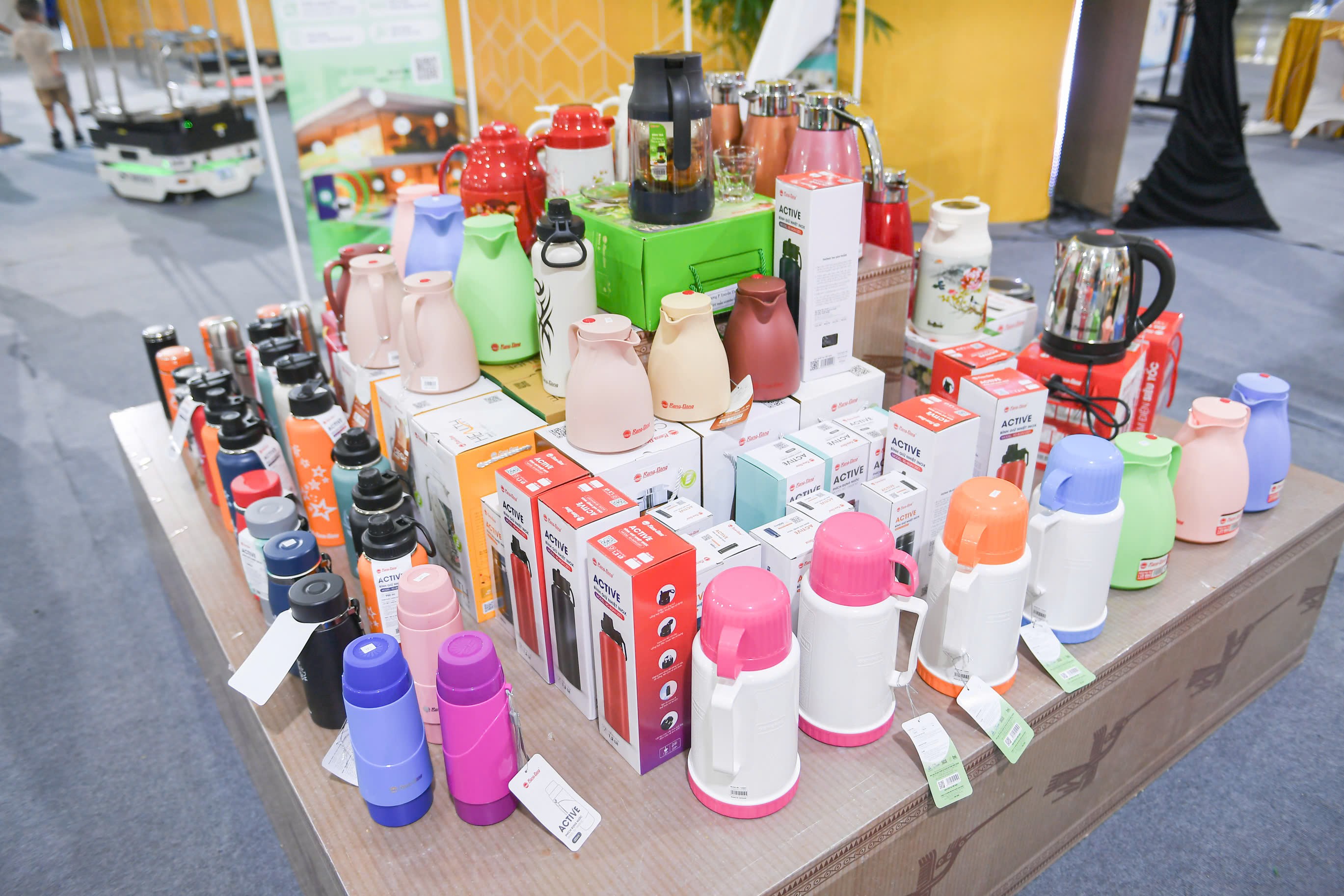 Những sản phẩm tiện dụng trong cuộc sống tại quầy hàng của Rạng Đông.