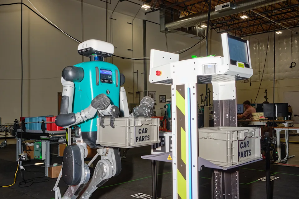 Robot hình người kỹ thuật số thực hiện một cuộc trình diễn tại cơ sở của Agility Robotics ở Salem, Oregon, vào ngày 28/4/2025. 