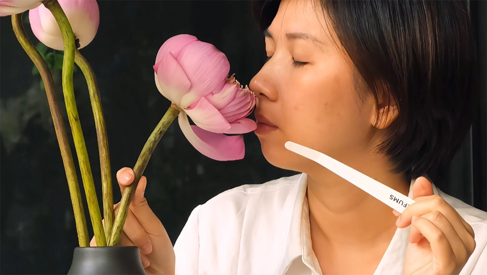 Rei Nguyễn dành cả ngày để ở cạnh sen, cảm nhận từng biến chuyển của hương để hiểu và chưng cất nên mùi sen chân thật nhất