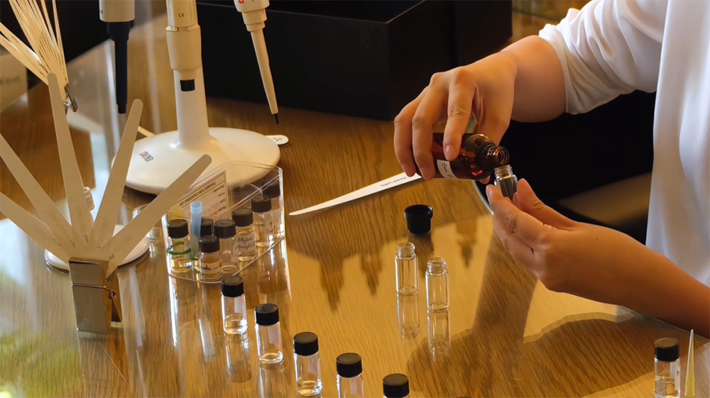 Sau một năm nghiên cứu và thử nghiệm, nay “Nhã” đã mang trọn tinh thần Vietnam Airlines_ “Vạn dặm nâng niu” và “Sải cánh vươn cao”