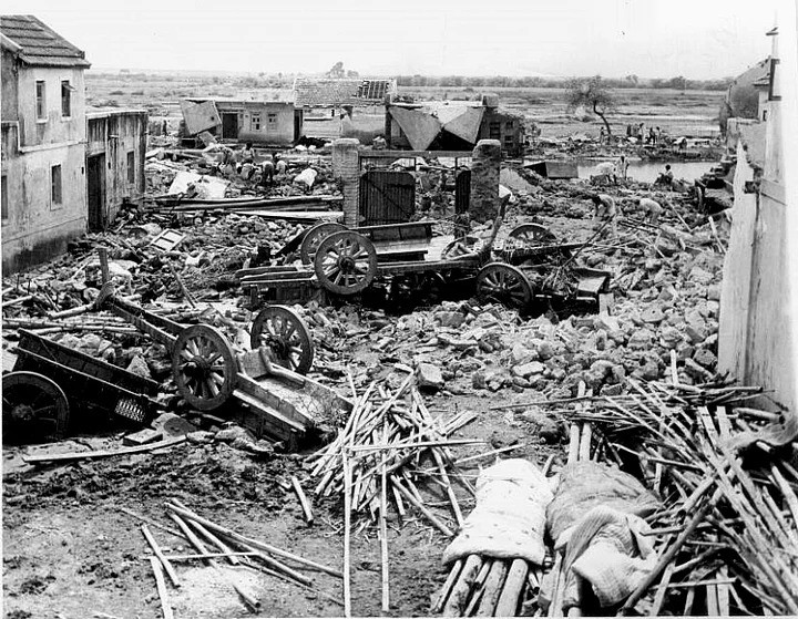 Cảnh đổ nát, tan hoang ở thành phố Morbi sau một trong những thảm họa vỡ đập tồi tệ nhất ở Ấn Độ. Ảnh: Utpal Sandesara