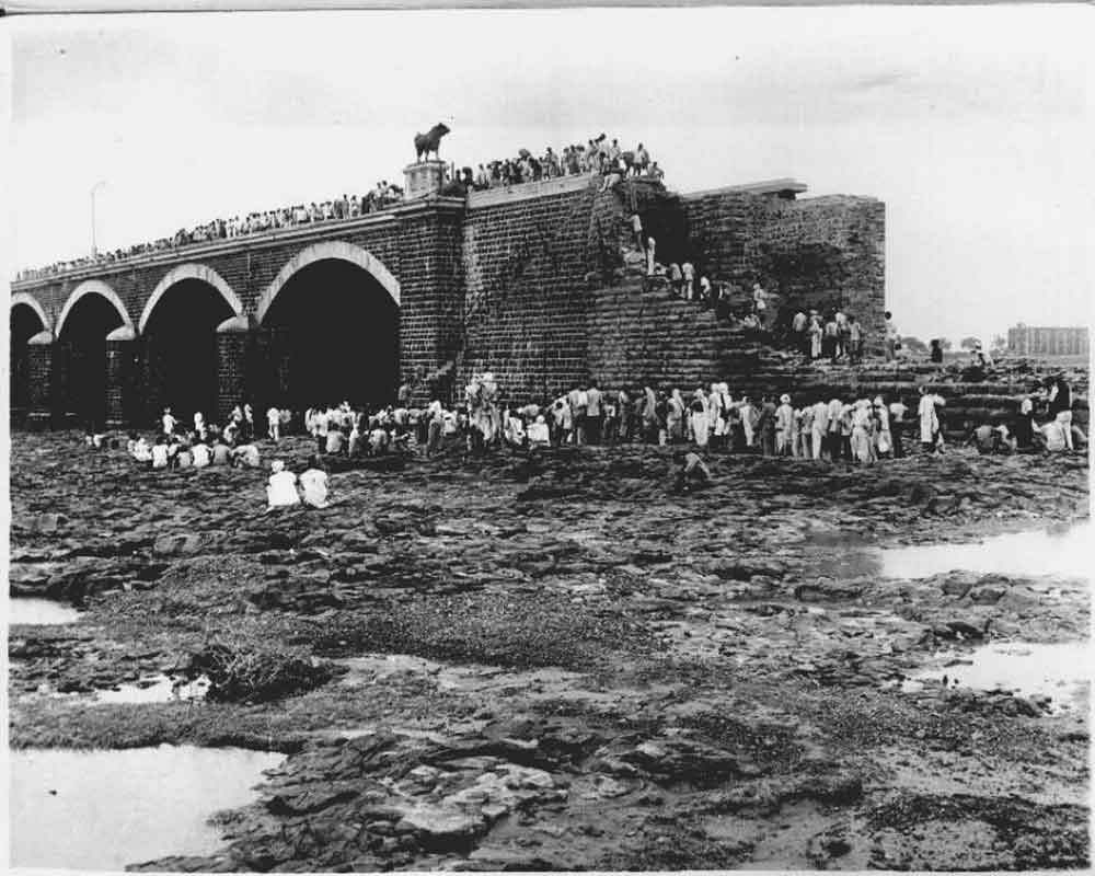 Người dân đứng trên cầu Waghji ở thành phố Morbi (bang Gujarat, Ấn Độ) sau sự cố vỡ đập. Ảnh: Daily Pioneer