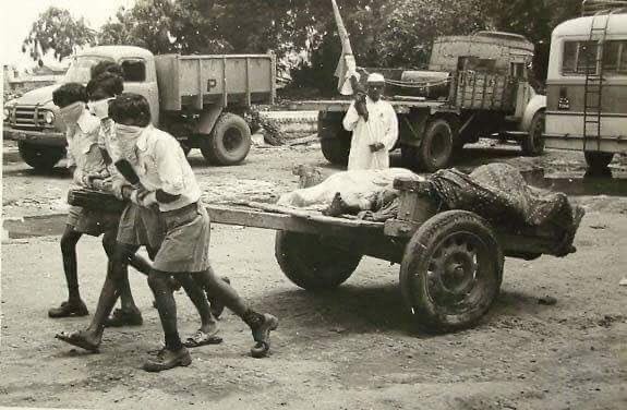 Thi thể các nạn nhân thảm họa vỡ đập Machchhu-II được đưa tới nơi an táng. Ảnh: AD