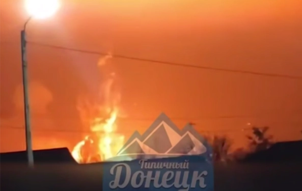 Hình ảnh khói lửa bốc lên sau cuộc tập kích. Ảnh chụp màn hình video. Nguồn: Kyiv Post.