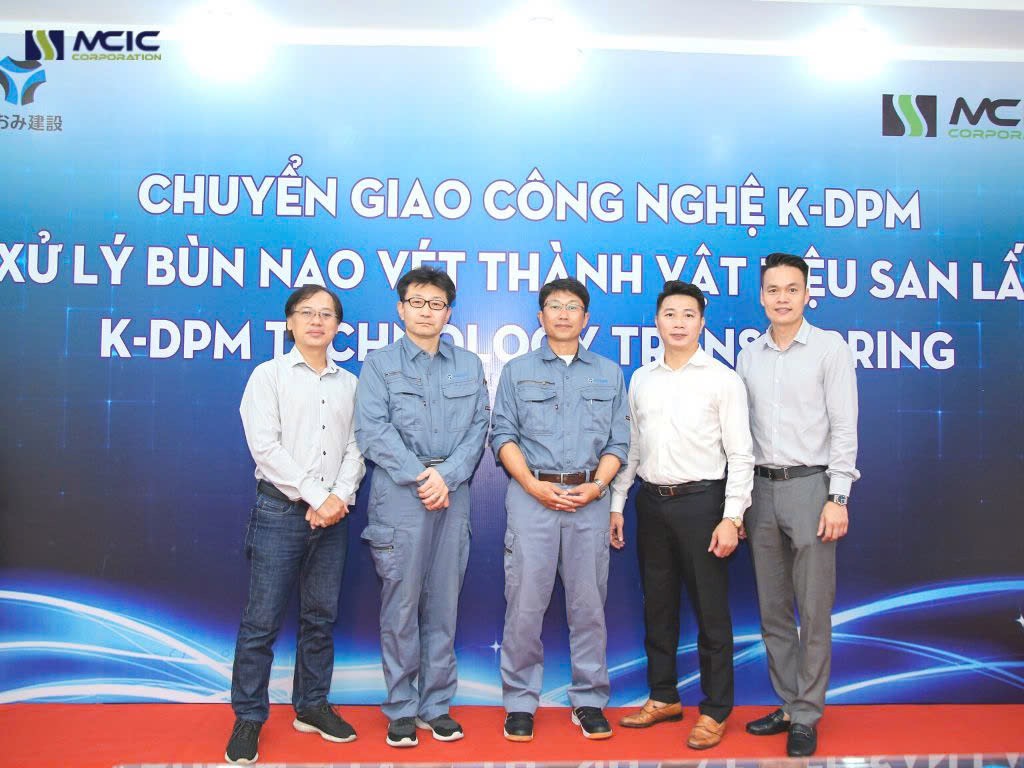 AOMI đã hoàn thành chuyển giao độc quyền công nghệ cho MCIC-VIETNAM từ năm 2022 (trong ảnh, ông Trần Thành Trung là người thứ 2 từ phải sang)