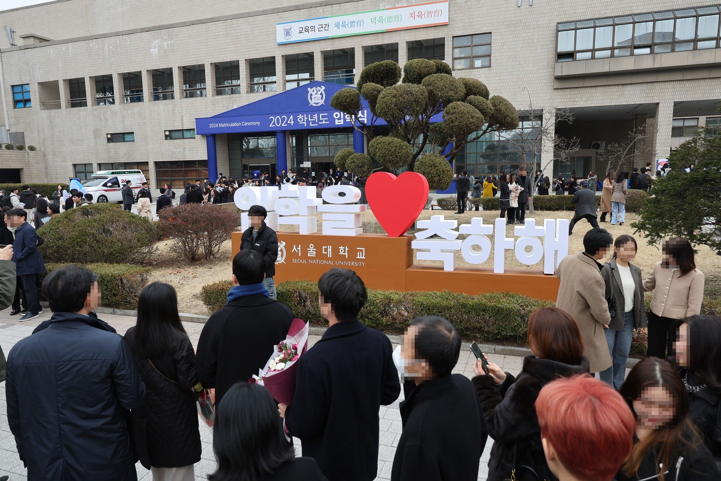 Sinh viên năm nhất chụp ảnh tại Đại học Quốc gia Seoul (SNU) ở quận Gwanak, phía nam Seoul, trong lễ nhập học ngày 29/2/2024.