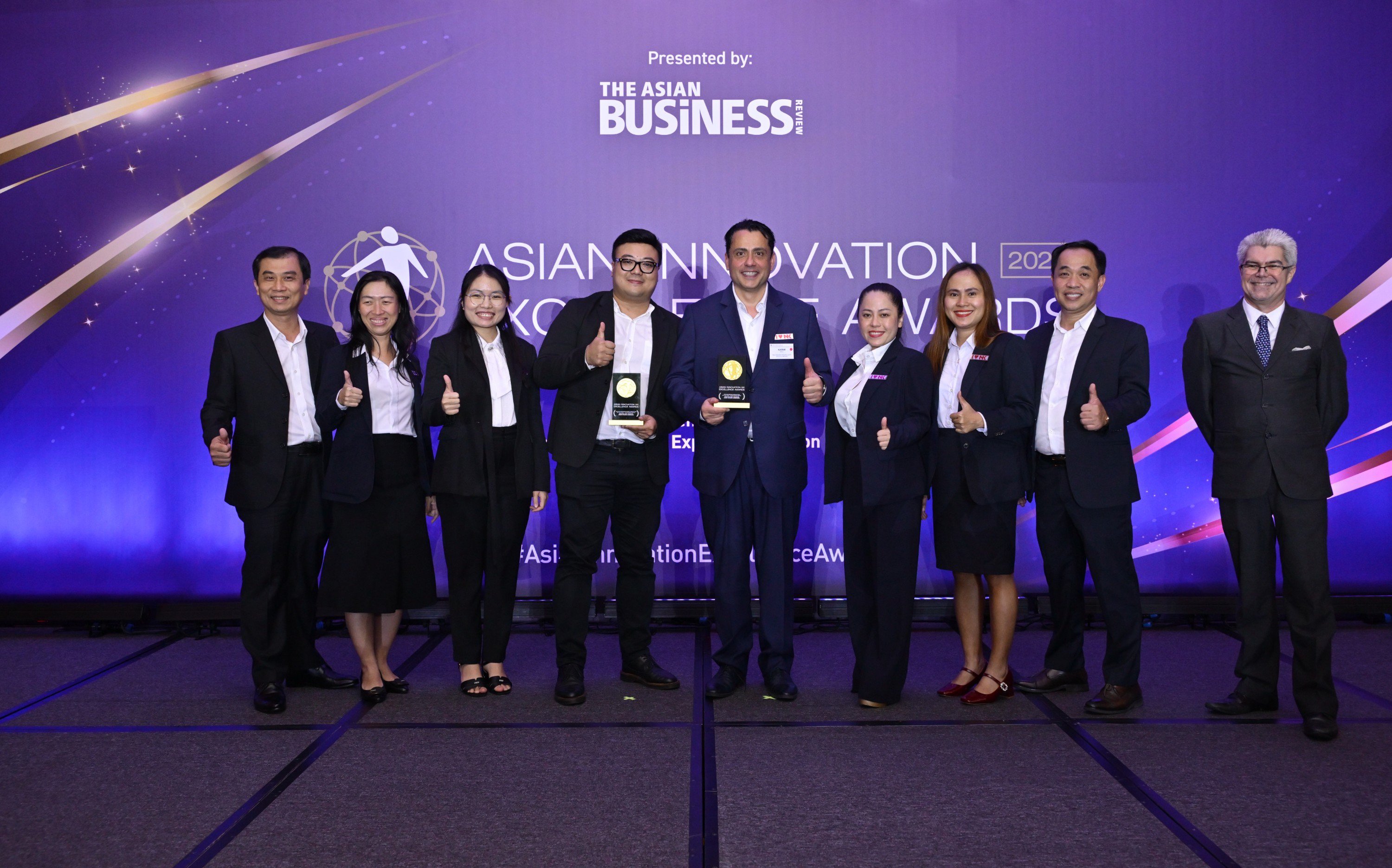 Ban Lãnh Đạo Nguyễn Kim cùng đối tác tại đêm trao giải của sự kiện Giải thưởng Đổi mới sáng tạo xuất sắc châu Á 2025 (Asian Innovation Excellence Awards 2025)