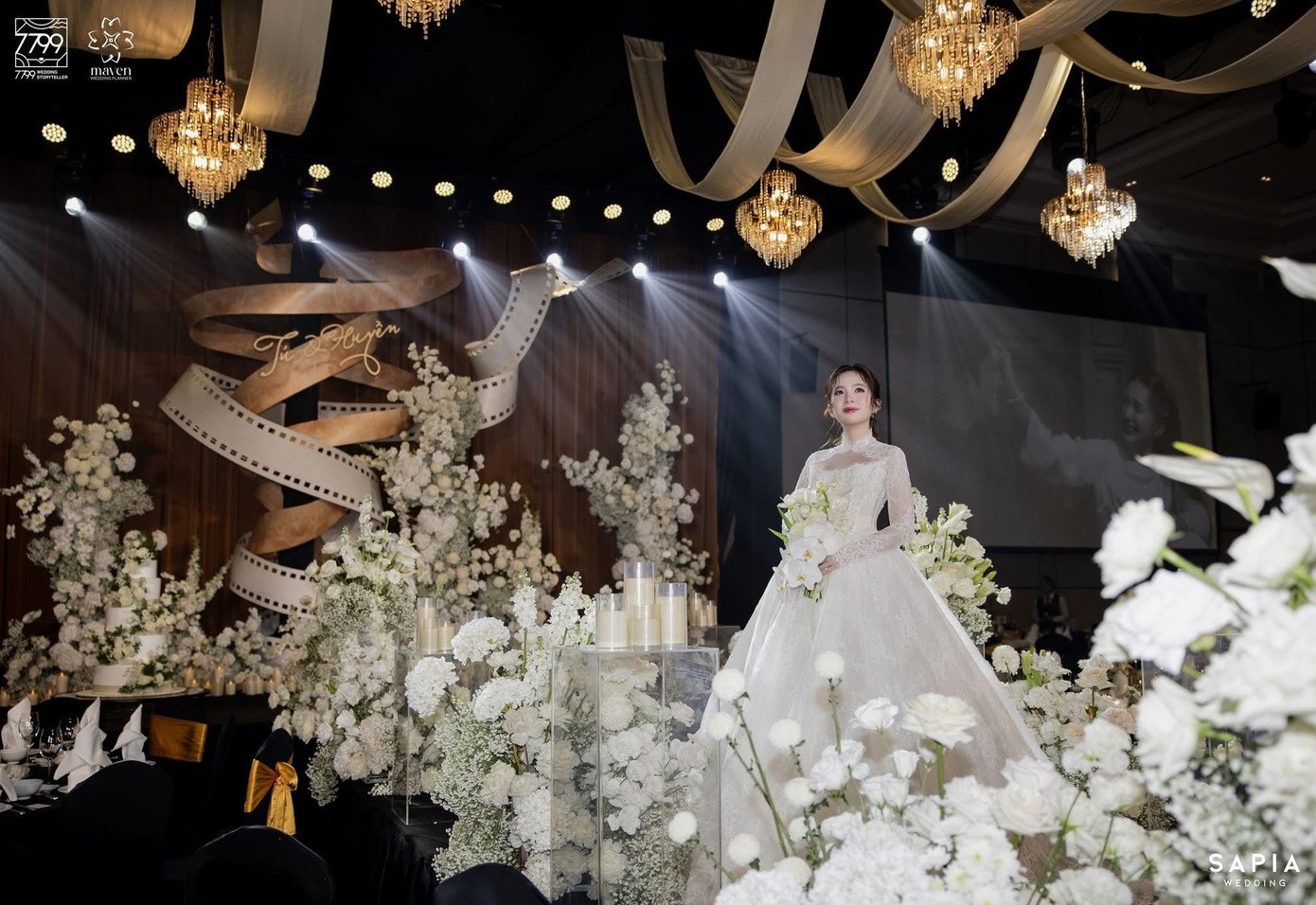 Không gian tiệc cưới đậm chất điện ảnh của Đình Tú và Ngọc Huyền. Ảnh: 7799 Wedding .