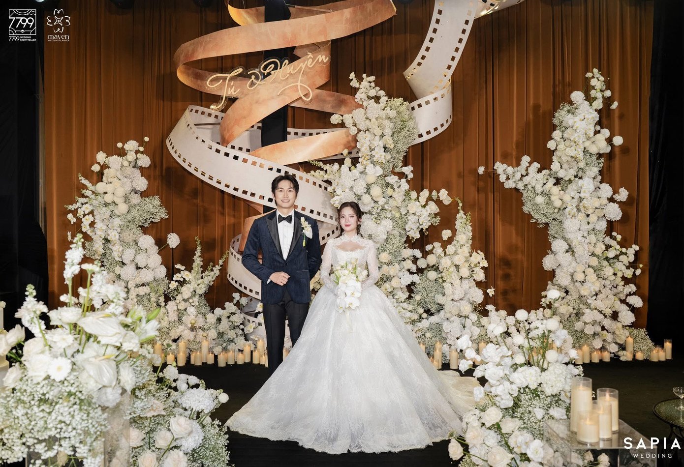 Không gian tiệc cưới đậm chất điện ảnh của Đình Tú và Ngọc Huyền. Ảnh: 7799 Wedding .