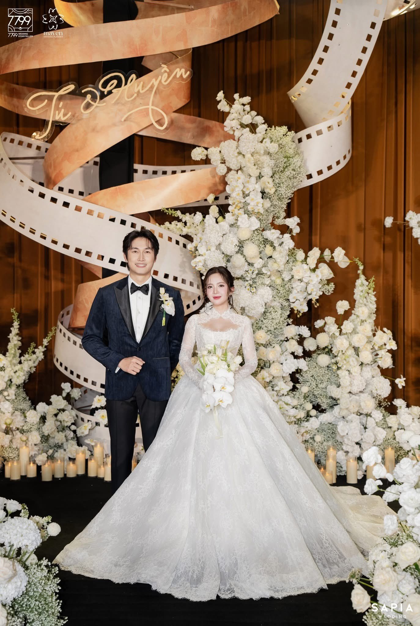 Không gian tiệc cưới đậm chất điện ảnh của Đình Tú và Ngọc Huyền. Ảnh: 7799 Wedding .