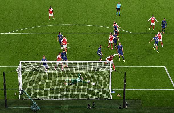 Các pha bóng cố định cũng là vũ khí lợi hại của Arsenal ở đấu trường châu Âu