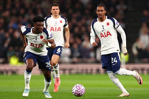 Trên sân khách đá tưng bừng, nhưng về sân nhà Tottenham lại thể hiện bộ mặt khá thảm hại