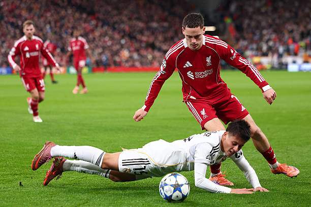 Arda Guler khổ sở trước các pha tranh chấp của Wirtz