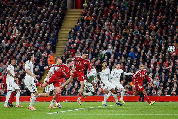 Huijsen bất lực nhìn Mac Allister băng vào đánh đầu ghi bàn cho Liverpool