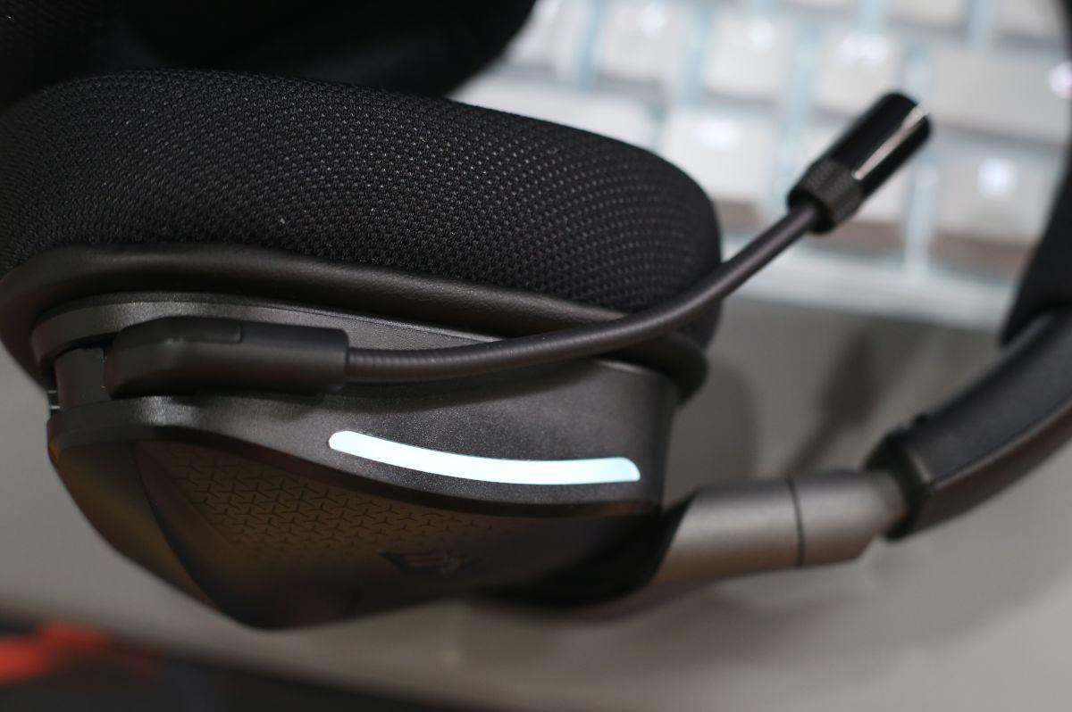 Dải đèn LED RGB và micro.