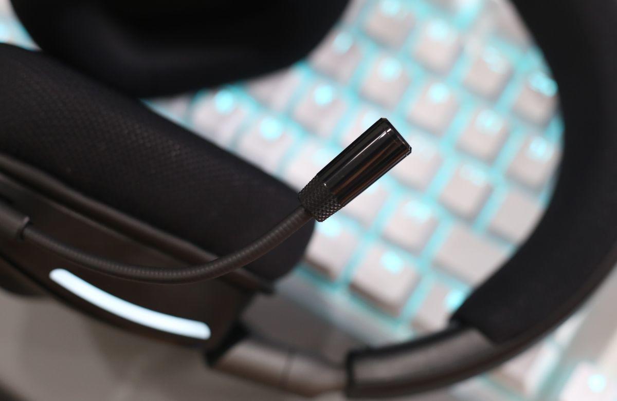 Dải đèn LED RGB và micro.