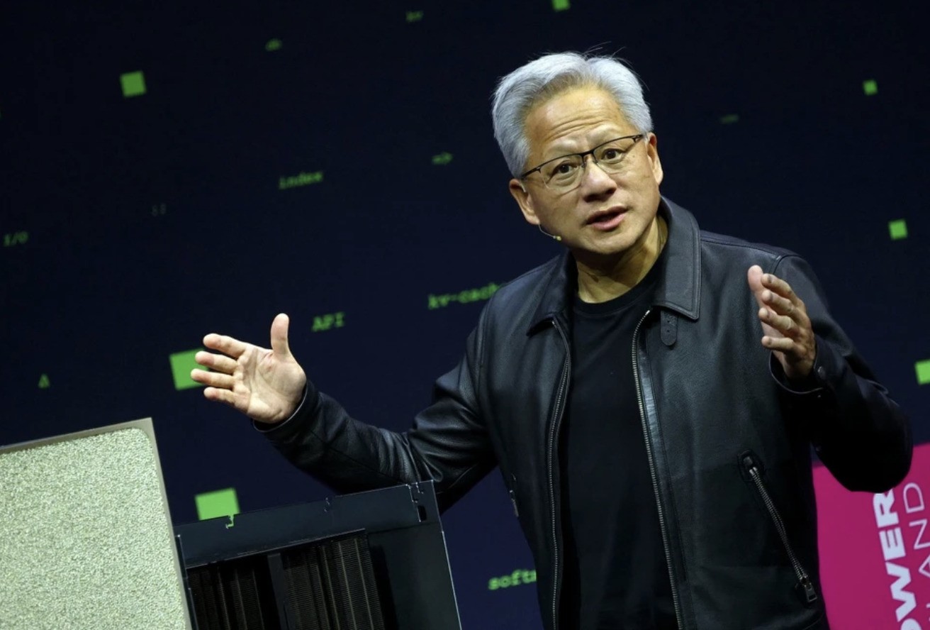 CEO Nvidia Jensen Huang giới thiệu dự án "Đám mây AI công nghiệp" trong buổi họp báo tại Berlin, Đức ngày 4/11. Ảnh: Reuters.