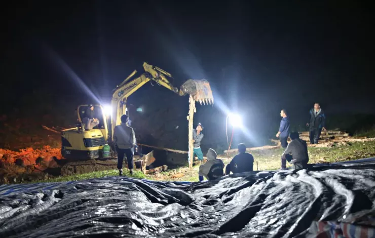 Các lực lượng thuộc xã Tà Năng được huy động tối đa, làm xuyên đêm xử lý sự cố sạt trượt tại vị trí thân đập chính lúc 3 giờ ngày 8-11.