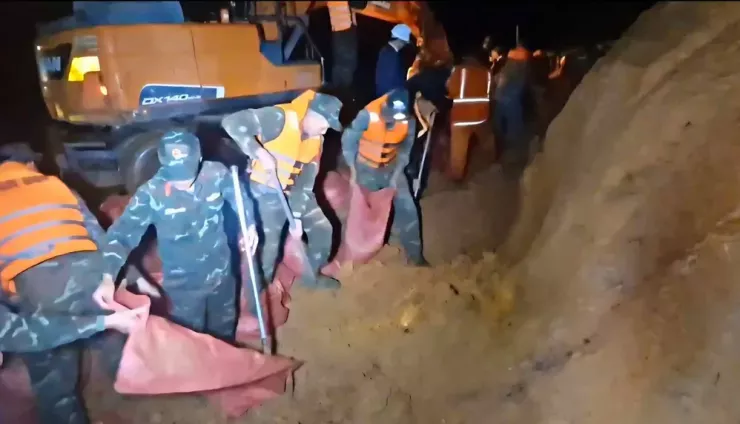 Bộ Chỉ huy quân sự tỉnh đã điều động phương tiện cùng 150 cán bộ chiến sĩ, 50 dân quân thường trực hỗ trợ xã Tà Năng khắc phục sự cố trong tối 7-11.