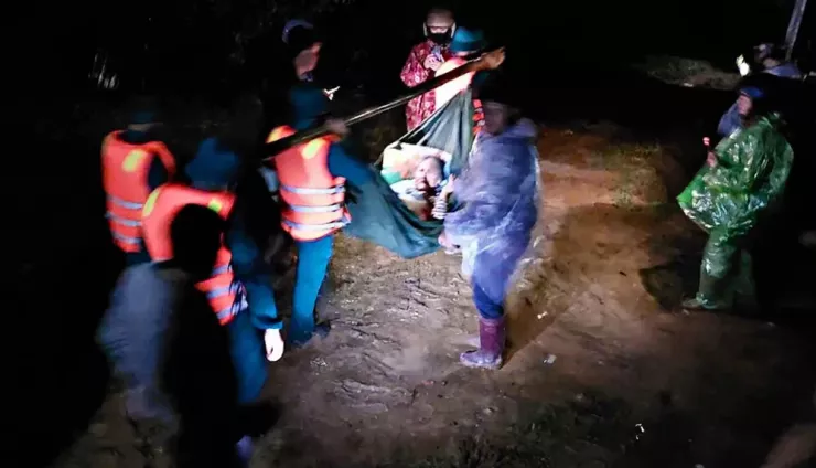 Các lực lượng hỗ trợ sơ tán người dân vùng hạ du tối 7-11.