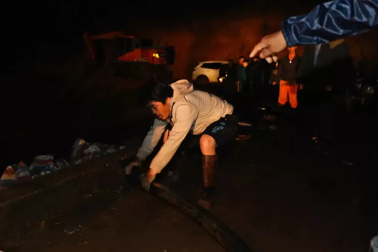 Lâm Đồng: Trắng đêm cứu hồ Cay An, di dời khẩn cấp hơn 500 người dân - 7