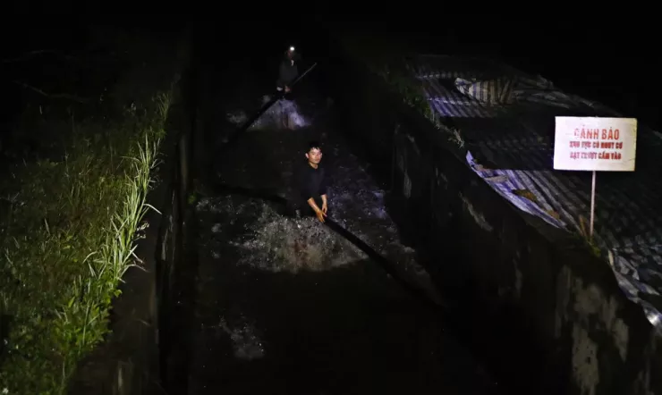 Lâm Đồng: Trắng đêm cứu hồ Cay An, di dời khẩn cấp hơn 500 người dân - 13
