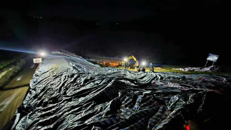 Cơ quan chức năng huy động lực lượng làm xuyên đêm để đóng cừ tràm nơi sạt trượt và tăng cường máy móc bơm nước từ hồ ra ngoài.