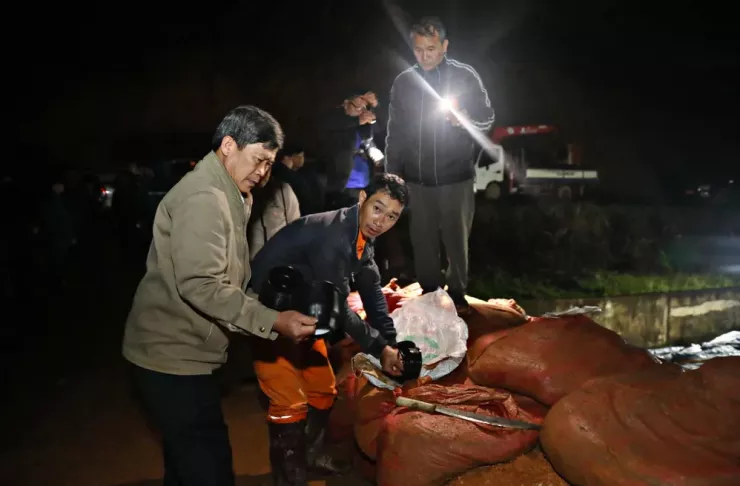 Lâm Đồng: Trắng đêm cứu hồ Cay An, di dời khẩn cấp hơn 500 người dân - 11