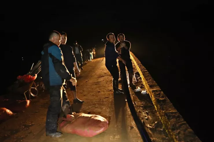 Các lực lượng xử lý sự cố sạt trượt hồ.