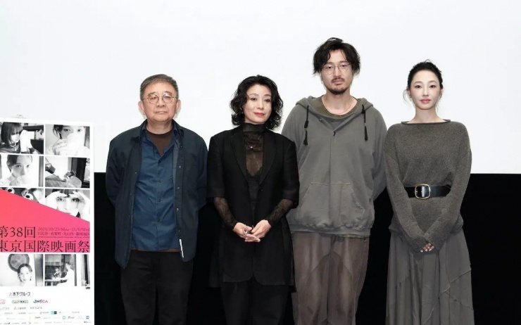 Đạo diễn Trương Luật (trái), nam diễn viên Vương Truyền Quân và Bạch Bách Hà (phải) trong buổi họp báo giới thiệu phim Xuân Thụ tại LHP Tokyo.