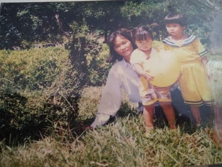 Nhung (ngoài cùng bên phải) trong tấm ảnh bên người mẹ đã khuất 