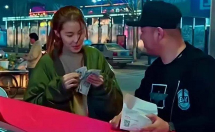 Cô bé phải tự làm việc kiếm tiền khi tham gia show thực tế