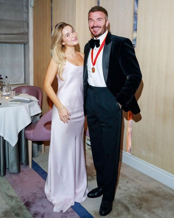 Tham dự bữa tiệc mừng cựu danh thủ David Beckham được phong tước hiệp sĩ tối 4/11 (giờ địa phương), Harper chọn thiết kế tối giản màu pastel với phom ôm nhẹ, tạo nên hình ảnh duyên dáng.