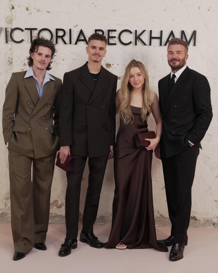 Ngồi hàng ghế đầu show Thu Đông 2025 của mẹ hồi tháng 3, tiểu thư nhà Becks kết hợp mẫu váy lụa mềm mại với clutch đồng điệu.