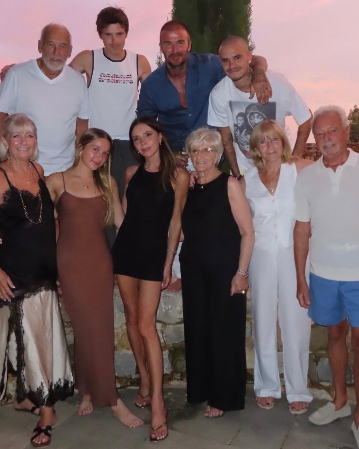 Cả trong kỳ nghỉ hè bên đại gia đình, cô bé vẫn trung thành với đầm lụa hai dây tôn đường cong.