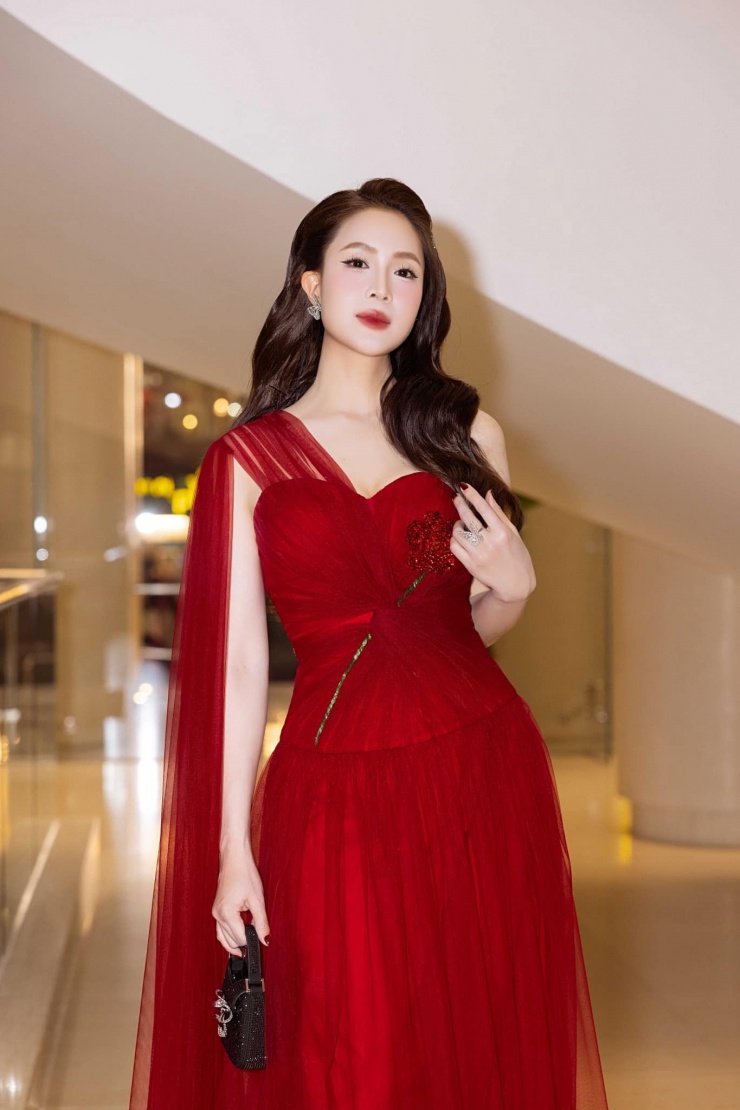 Xuất thân là người mẫu chuyển qua đóng phim, Hồng Diễm sở hữu gu ăn mặc ấn tượng cùng nhan sắc trời phú. 