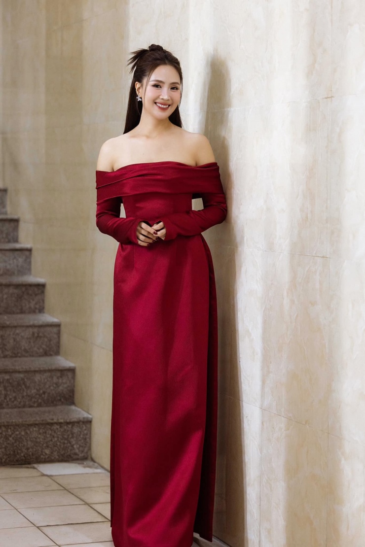 Nữ diễn viên sinh năm 1983 luôn biến hóa với nhiều phong cách từ thời trang, make up đến kiểu tóc mỗi khi xuất hiện. 