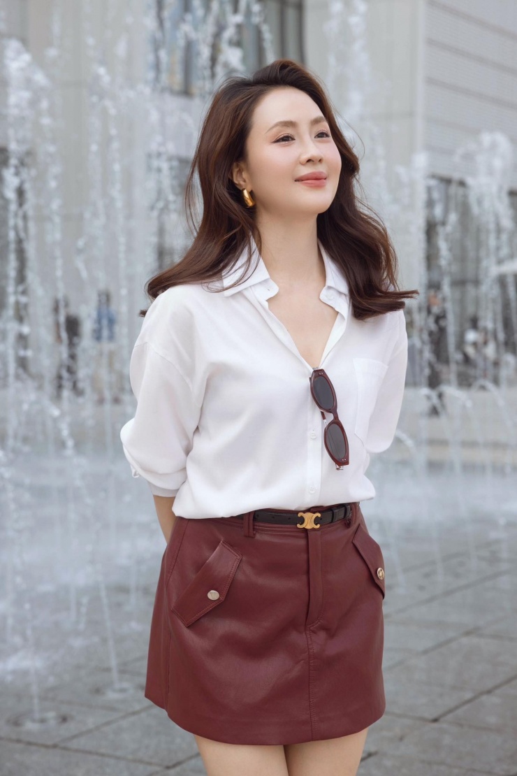 Đời thường Hồng Diễm luôn xuất hiện với vẻ ngoài sành điệu, chỉn chu. Cô được nhận xét trẻ hơn tuổi thực. 