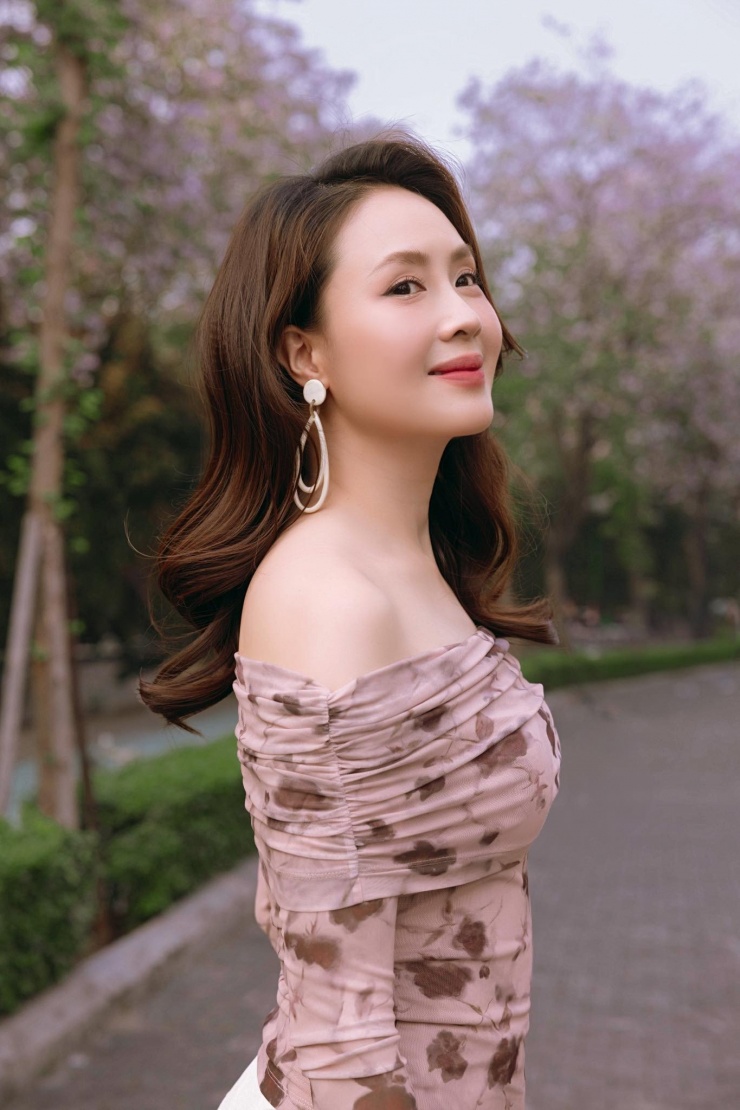 Kể từ phim "Cầu vồng tình yêu", suốt nhiều năm Hồng Diễm duy trì phong độ trên màn ảnh và luôn được khán giả yêu mến bởi sắc vóc nổi bật và diễn xuất ấn tượng. 