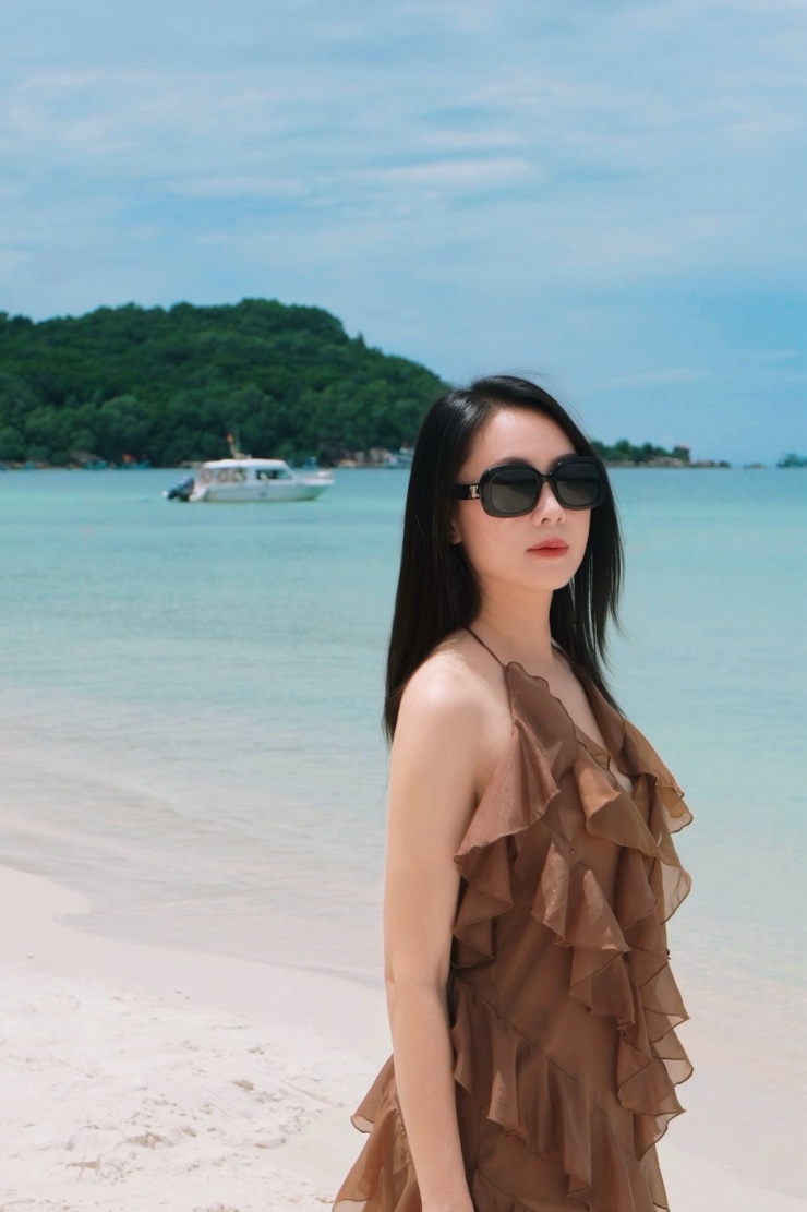 Hồng Diễm khoe dáng sexy trong một chuyến nghỉ dưỡng. 