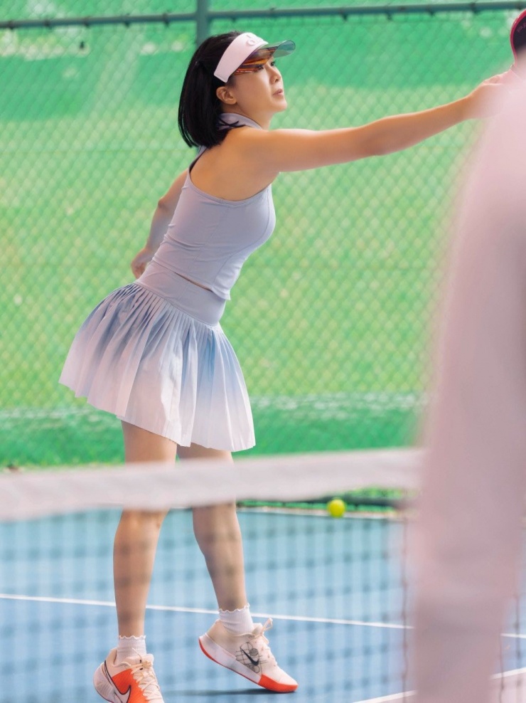 Ngoài đời bà mẹ 2 con chăm chỉ tập thể thao để rèn luyện sức khỏe và giữ gìn vóc dáng. Gần đây Hồng Diễm rất chăm ra sân tập pickleball. 